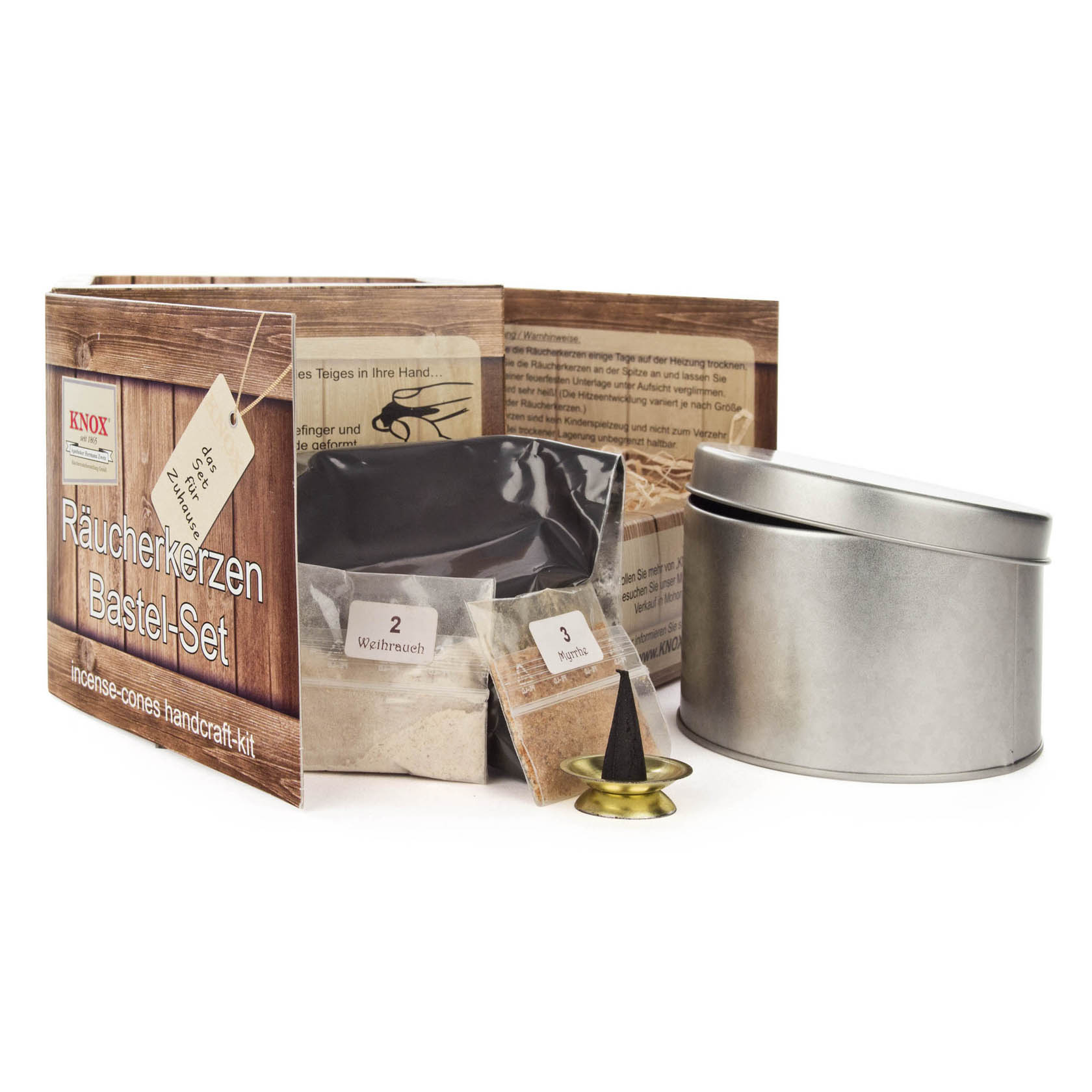 Ein KNOX Räucherkerzen-Bastelset mit einer Metallbox, einer offenen Verpackung, einem kleinen Messinghalter und Tütchen mit Zutaten zur Herstellung von Räucherkerzen. im Dregeno Online Shop günstig kaufen