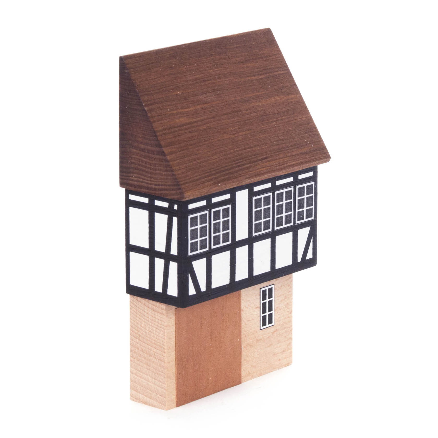 Holzmodell eines Fachwerkhauses mit dunkelbraunem Dach und einem Tor im unteren Teil des Gebäudes.
