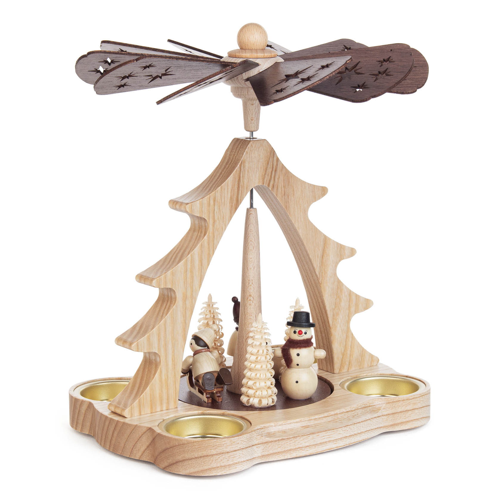 Holzpyramide mit winterlichem Motiv: Zwei Winterkinder mit Schneemann und Tannenbaum, darüber ein helles Holzgestell mit dunklen Flügeln.