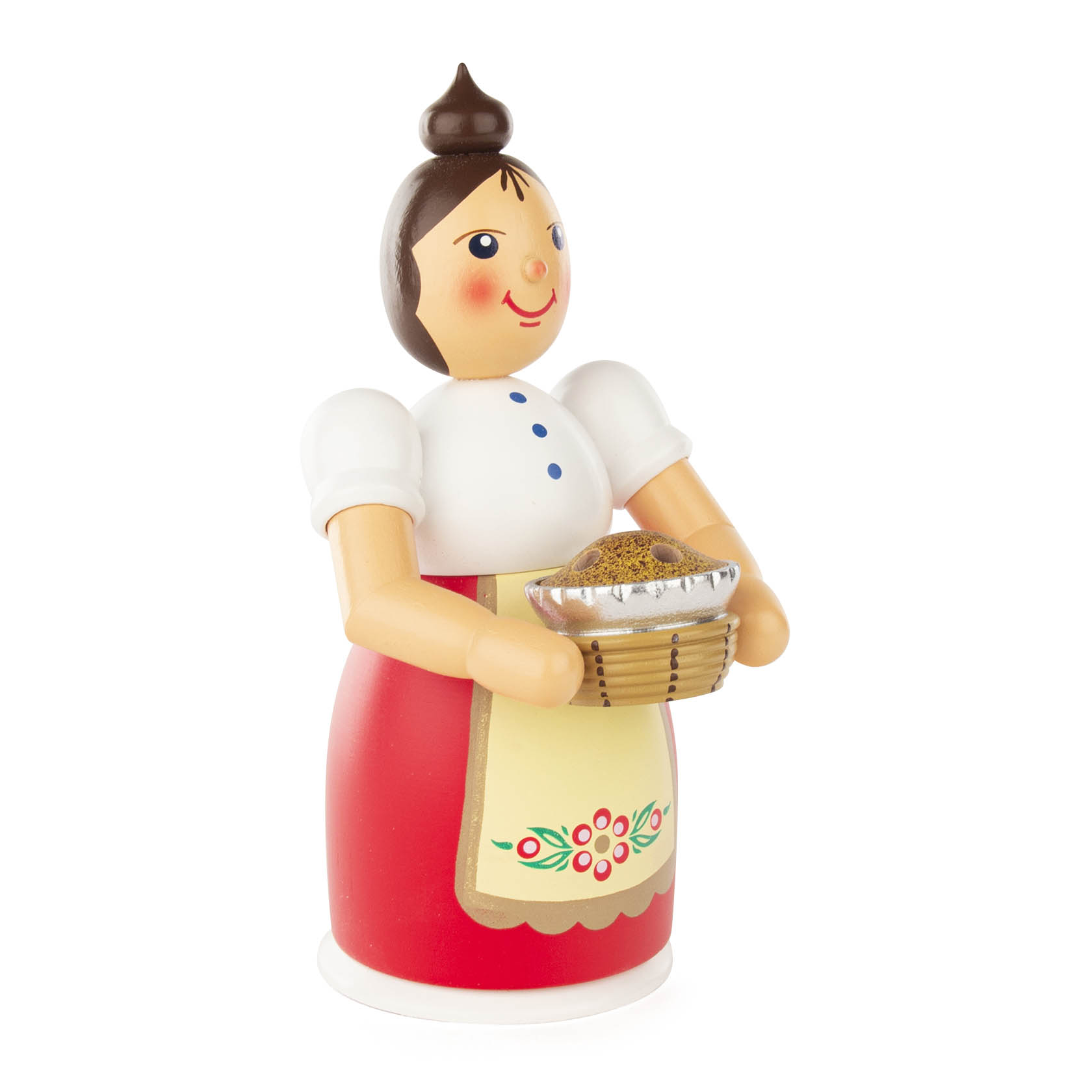 Eine hölzerne Räucherfrau mit braunem Haar, Schürze und rotem Rock hält einen kleinen Kuchen in einem Korb mit beiden Händen.