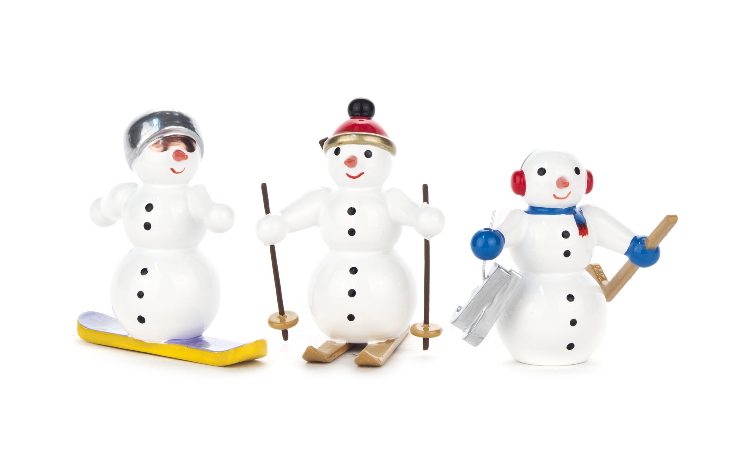Schneemanntrio mit Snowboard, Ski und Schlittschuhen 