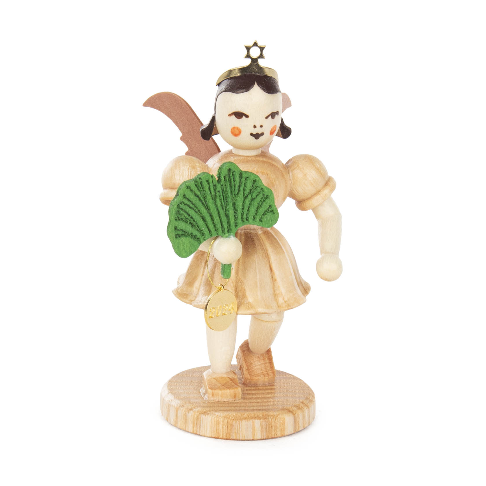 Holzfigur eines Engels mit braunem Flügel, hält ein grünes Ginkgoblatt und trägt ein Kleid. Auf der Figur steht 'Sonderedition 2024'. im Dregeno Online Shop günstig kaufen