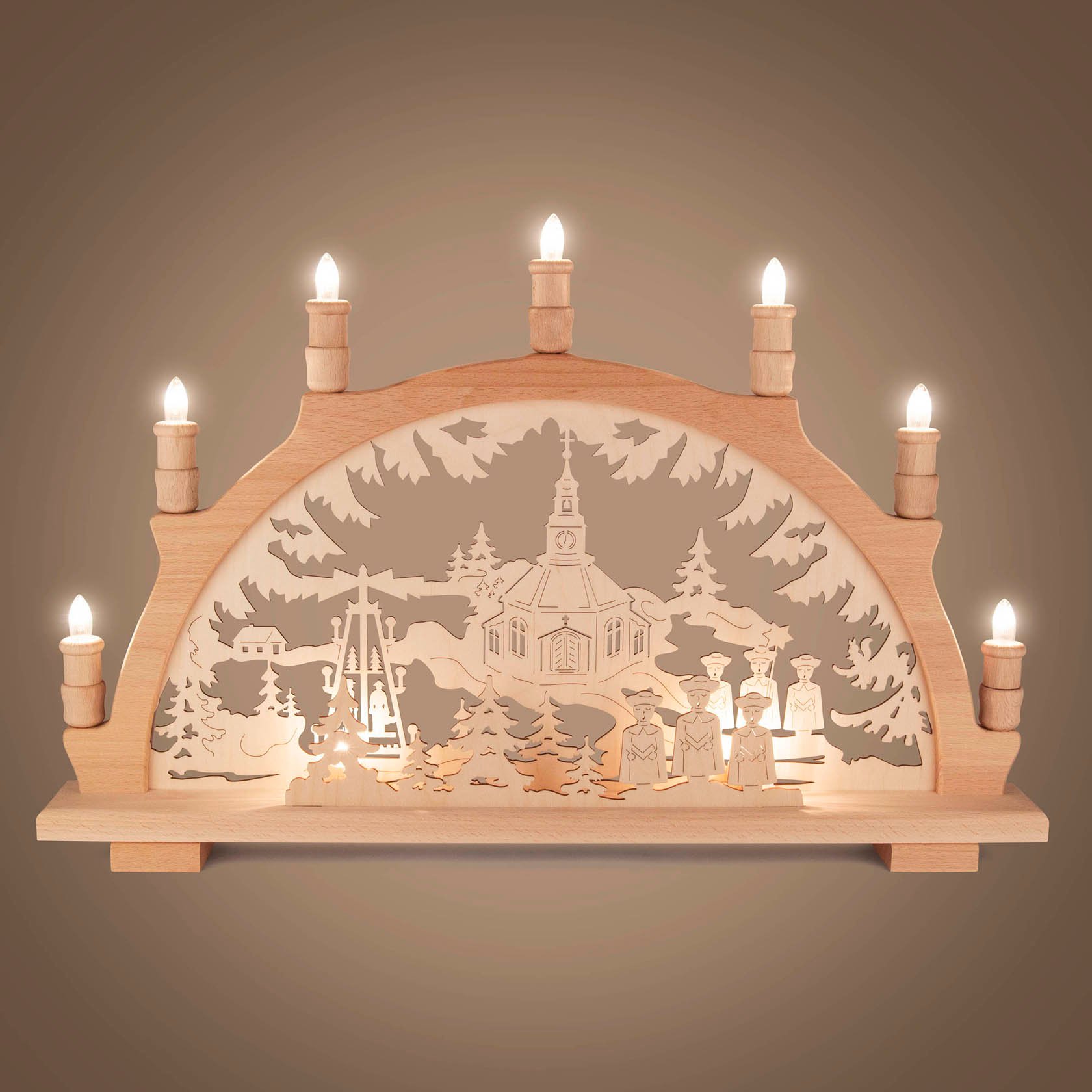 Ein Schwibbogen mit der Seiffener Kirche, der elektrisch beleuchtet ist. Der Bogen zeigt eine Holzlandschaft mit Bäumen und Figuren unter acht Lichtern.