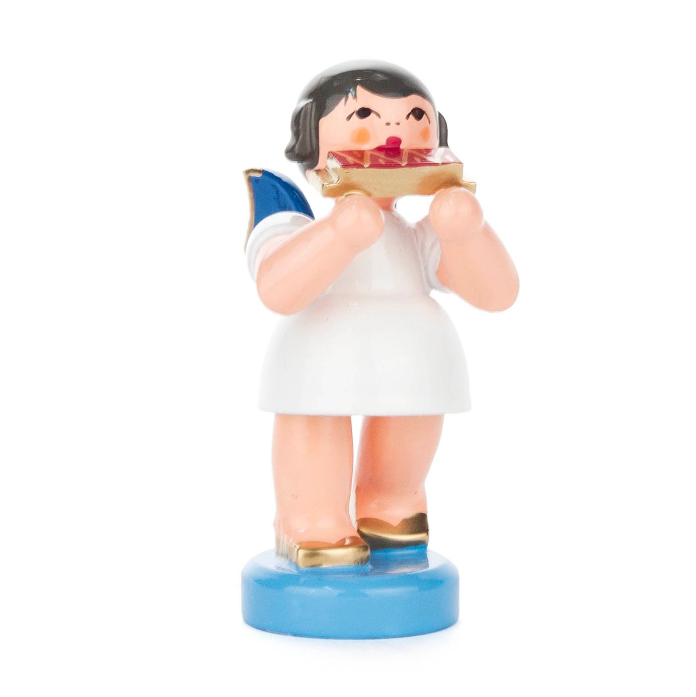 Eine Engel-Figur mit schwarzen Haaren, blauen Flügeln und weißem Kleid, die eine Mundharmonika spielt und auf einem blauen Sockel steht. im Dregeno Online Shop günstig kaufen