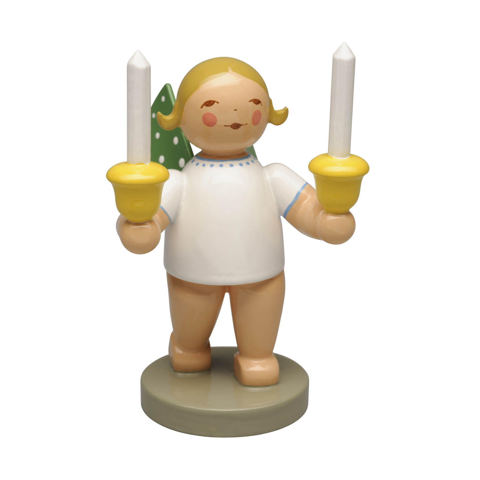 Holzfigur eines Engels mit goldenen Flügeln und zwei weißen Kerzen in goldenen Kerzenhaltern, lächelnd und mit roten Wangen. im Dregeno Online Shop günstig kaufen