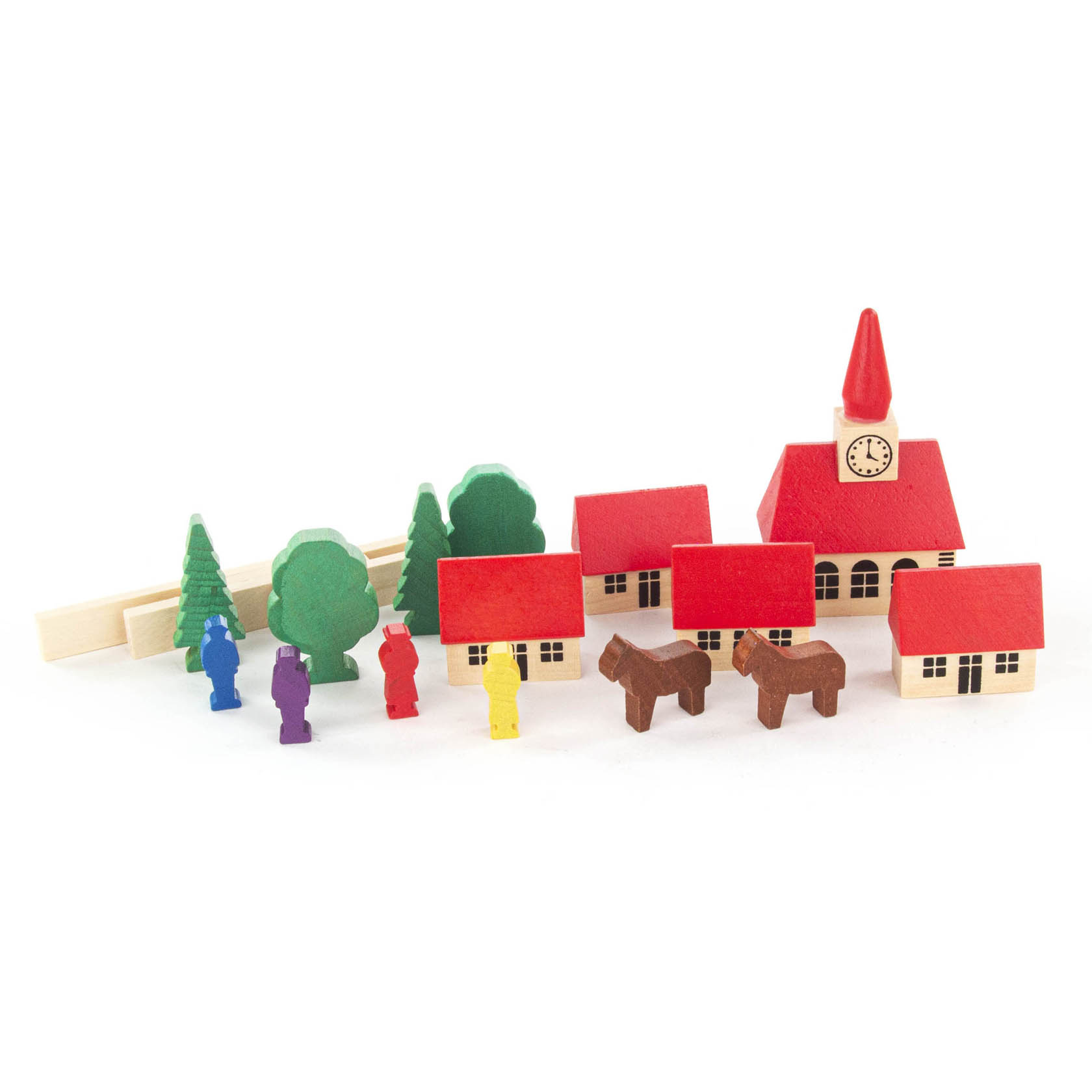 Holzspielzeugdorf mit roten Dächern, einer Kirche mit Uhrturm, drei Zäunen, drei Bäumen, zwei Tieren und fünf bunten Figuren.