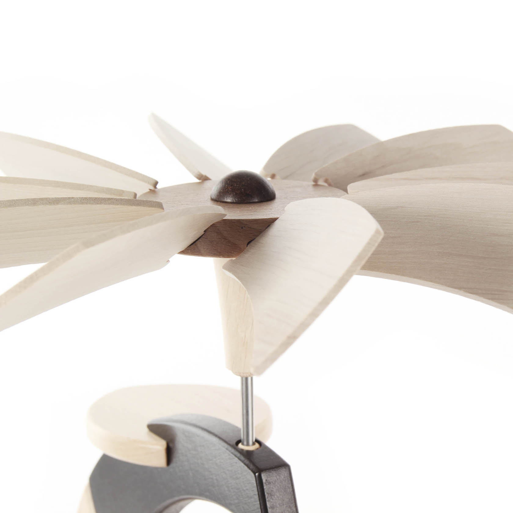 Detailansicht eines Teelicht-Pyramidenpropellers aus hellem Holz mit runden Flügeln und dunkelbraunem Mittelpunkt.