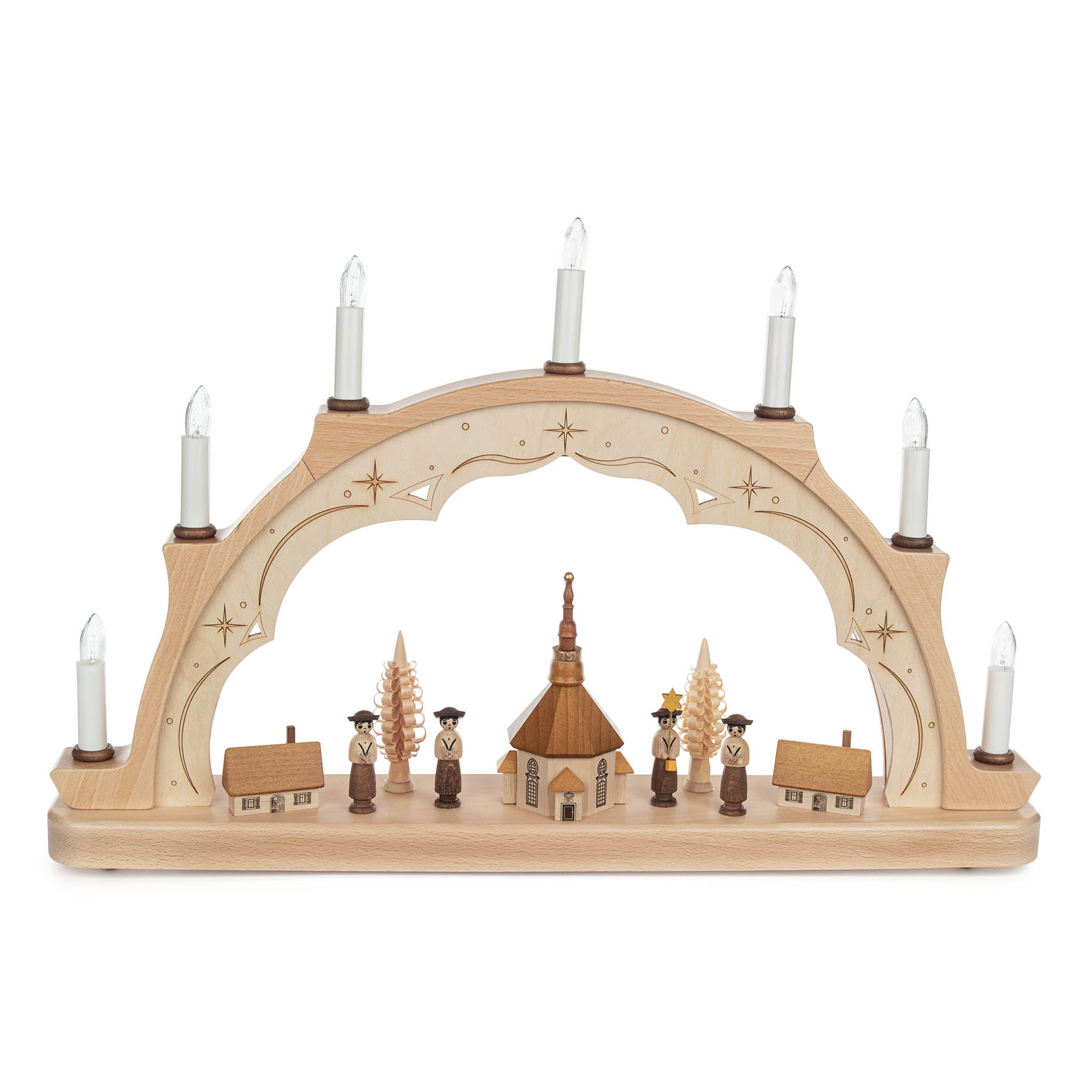 Holz-Schwibbogen mit sieben elektrischen Kerzen, zeigt eine Szene mit Kurrende-Sängern vor einer Kirche und zwei Häusern, umgeben von zwei Bäumen. im Dregeno Online Shop günstig kaufen