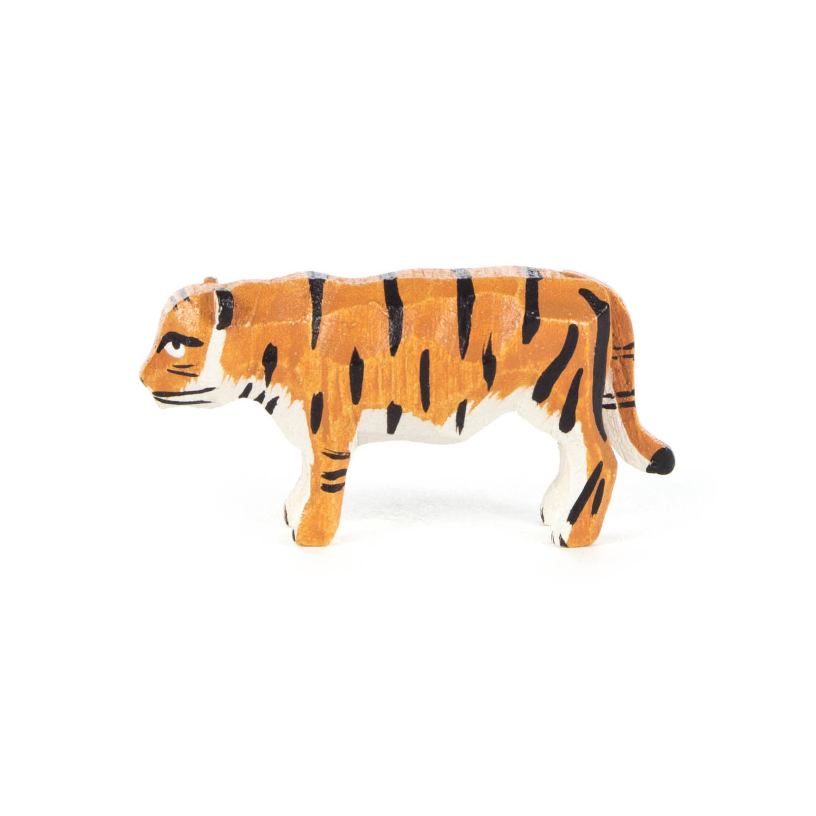 Holzspielzeug-Tiger in natürlicher Haltung mit orange-schwarzem Streifenmuster.