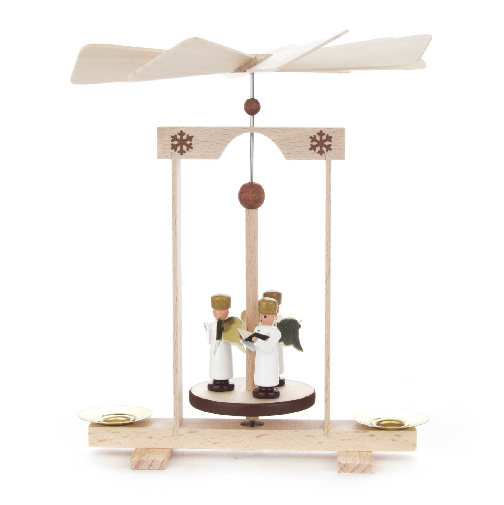 Ein traditionelles deutsches Wärmespiel aus Holz mit zwei Engelfiguren in weißen Gewändern auf einer drehbaren Plattform. Oben sind Flügel und zwei Kerzenhalter an den Seiten. im Dregeno Online Shop günstig kaufen