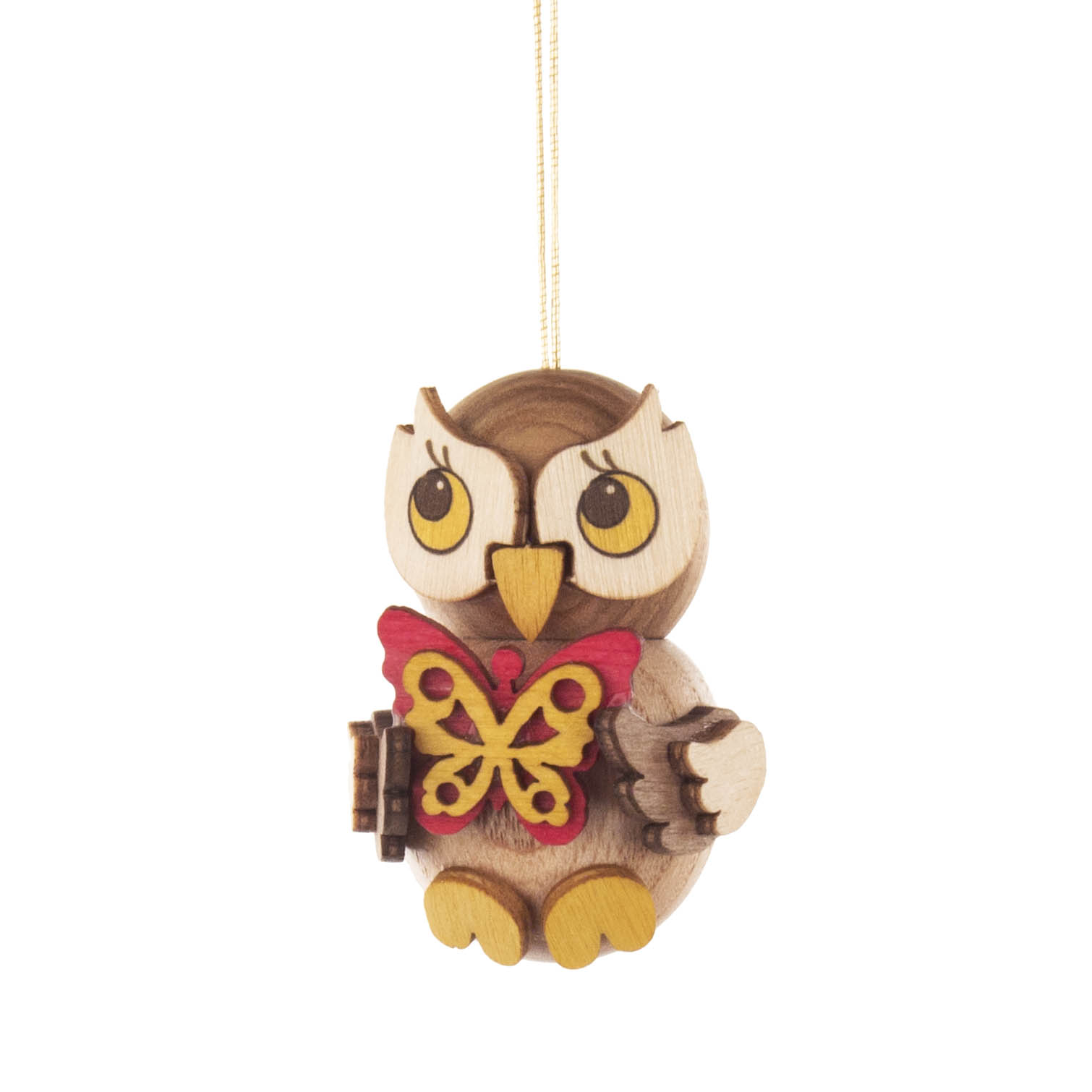 Ein hölzernes Eulenkind-Ornament mit großen, aufmerksamen Augen und einem roten Schmetterling auf seiner Brust, sitzt aufrecht. im Dregeno Online Shop günstig kaufen