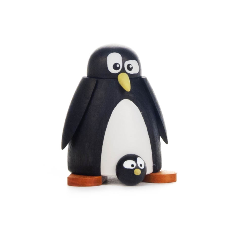 Kleine Figur eines Pinguins mit einem Baby an seinen Füßen, beide mit großen Kulleraugen und in Schwarz-Weiß mit orangefarbenen Füßen. im Dregeno Online Shop günstig kaufen