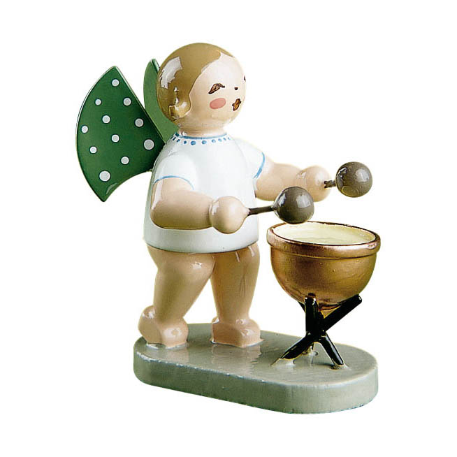 Wooden angel figure with green wings playing a kettle drum with two mallets. im Dregeno Online Shop günstig kaufen