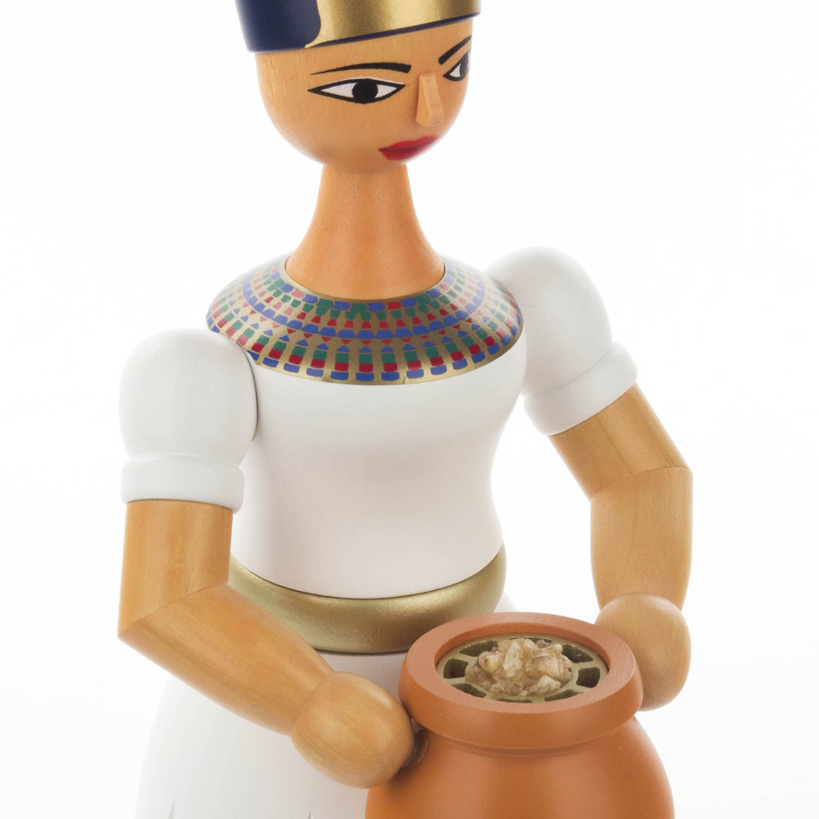 Holzfigur einer Frau in ägyptischer Tracht mit goldenem Kopfschmuck, verziertem Kragen, hält einen runden Topf mit Räucherwerk.