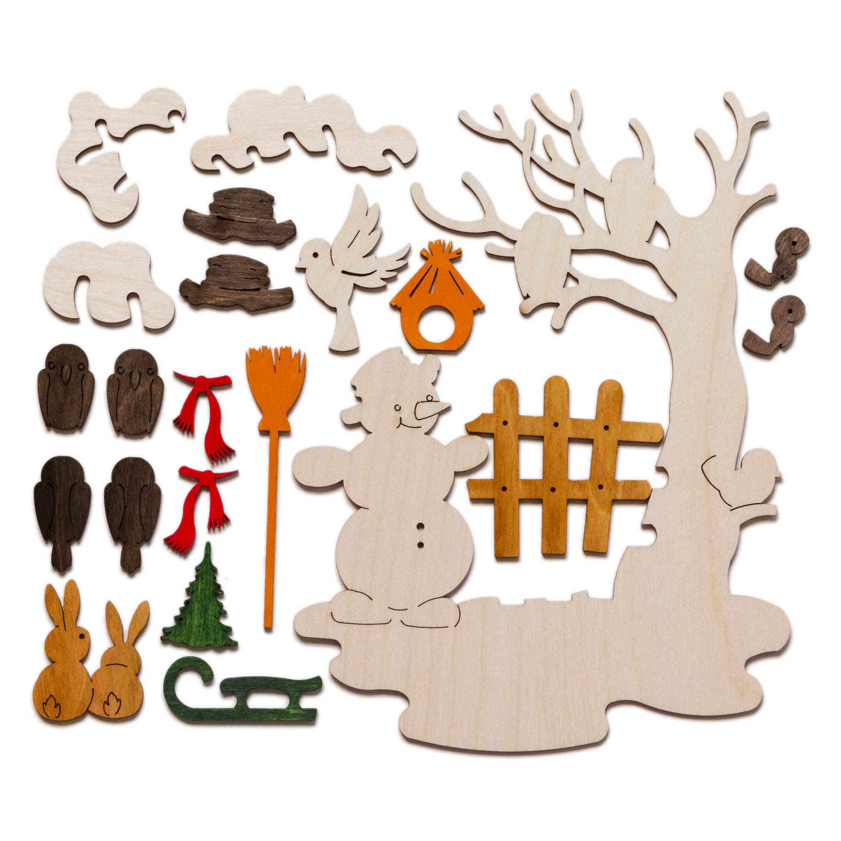 Bastelset für ein Winter-Fensterbild, bestehend aus einem Holzrahmen mit einem Schneemann, Baum, Zaun, Vögeln, Schlitten, Tieren und Dekorationen.