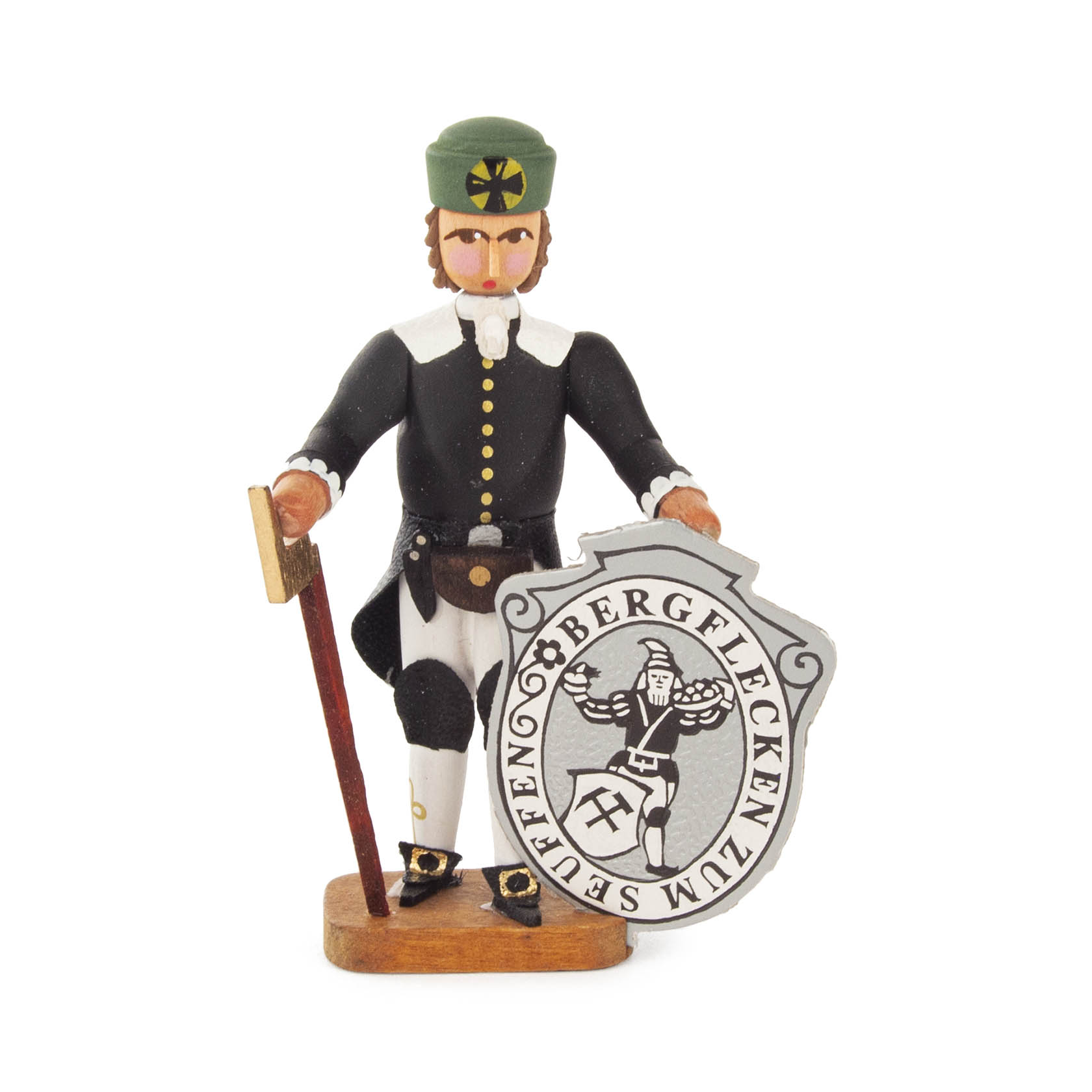 Holzfigur eines Hauers in traditioneller Bergmannskleidung mit grüner Mütze und Axt, hält ein Schild mit dem Seiffener Wappen. im Dregeno Online Shop günstig kaufen
