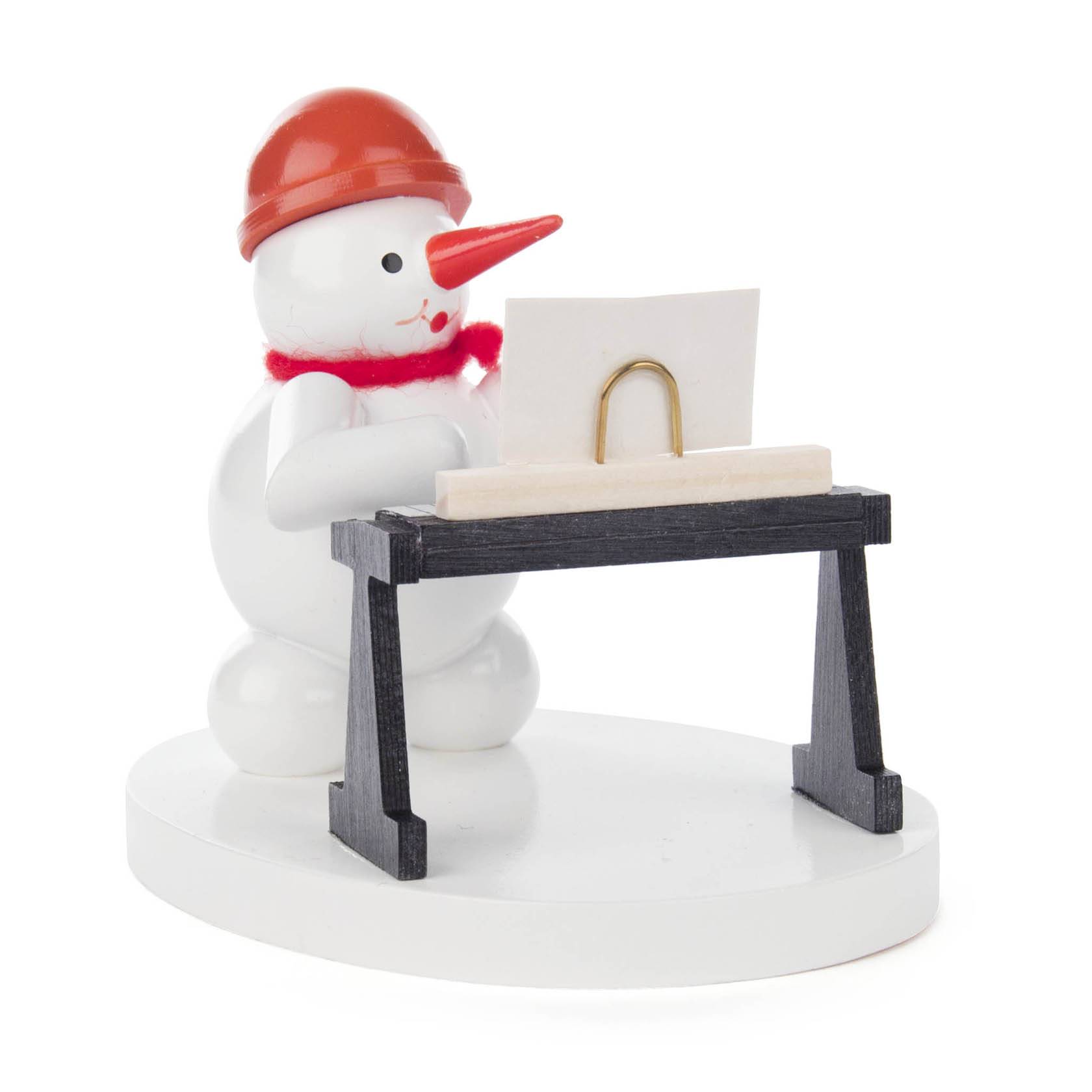 Kleiner Schneemann mit einem roten Helm steht vor einem Notenpult, das sich auf einem schwarzen Gestell befindet.