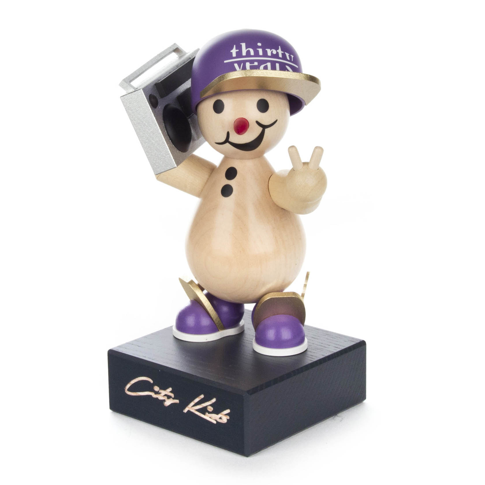 Holzfigur eines fröhlichen, lächelnden Kindes mit lilafarbenem Helm und Turnschuhen, das ein Radio auf der Schulter trägt und das Peace-Zeichen zeigt. im Dregeno Online Shop günstig kaufen