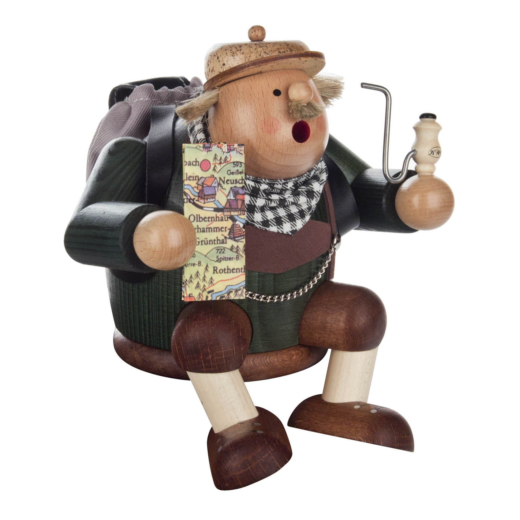 Wooden smoking man figurine dressed as a tourist, holding a map and a pipe, sitting with a backpack. It has a round nose, red lips, and a checkered scarf. im Dregeno Online Shop günstig kaufen