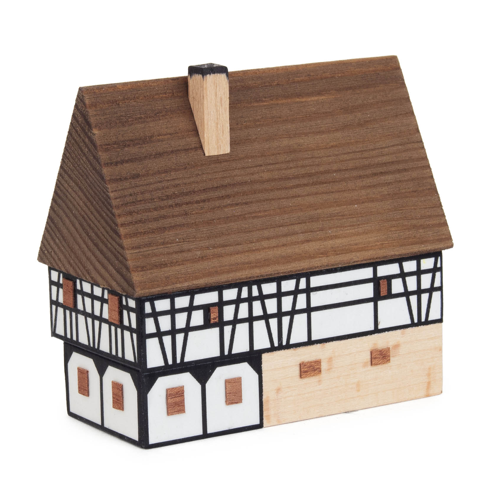 Zweistöckiges, längliches Fachwerkhaus aus Holzspielzeug mit einem braunen Dach und weißen Wänden, verziert mit schwarzen Fachwerklinien.