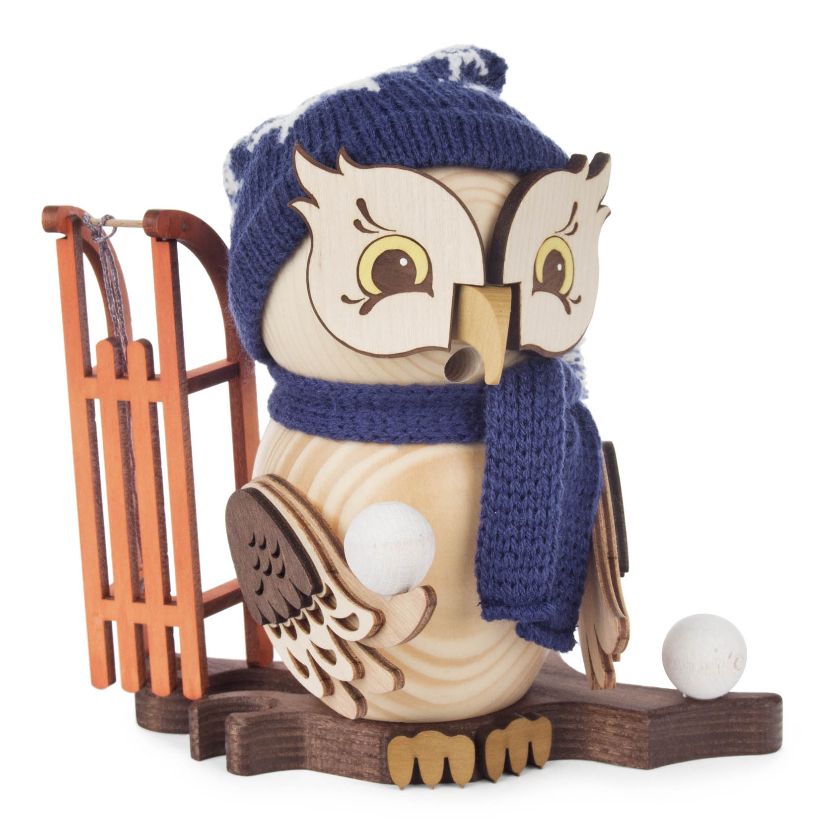 Holzeule mit blauer Mütze und Schal, hält einen Schneeball in jeder Flügel und steht vor einem Holzschlitten. Konstruiert als Räuchermann. im Dregeno Online Shop günstig kaufen