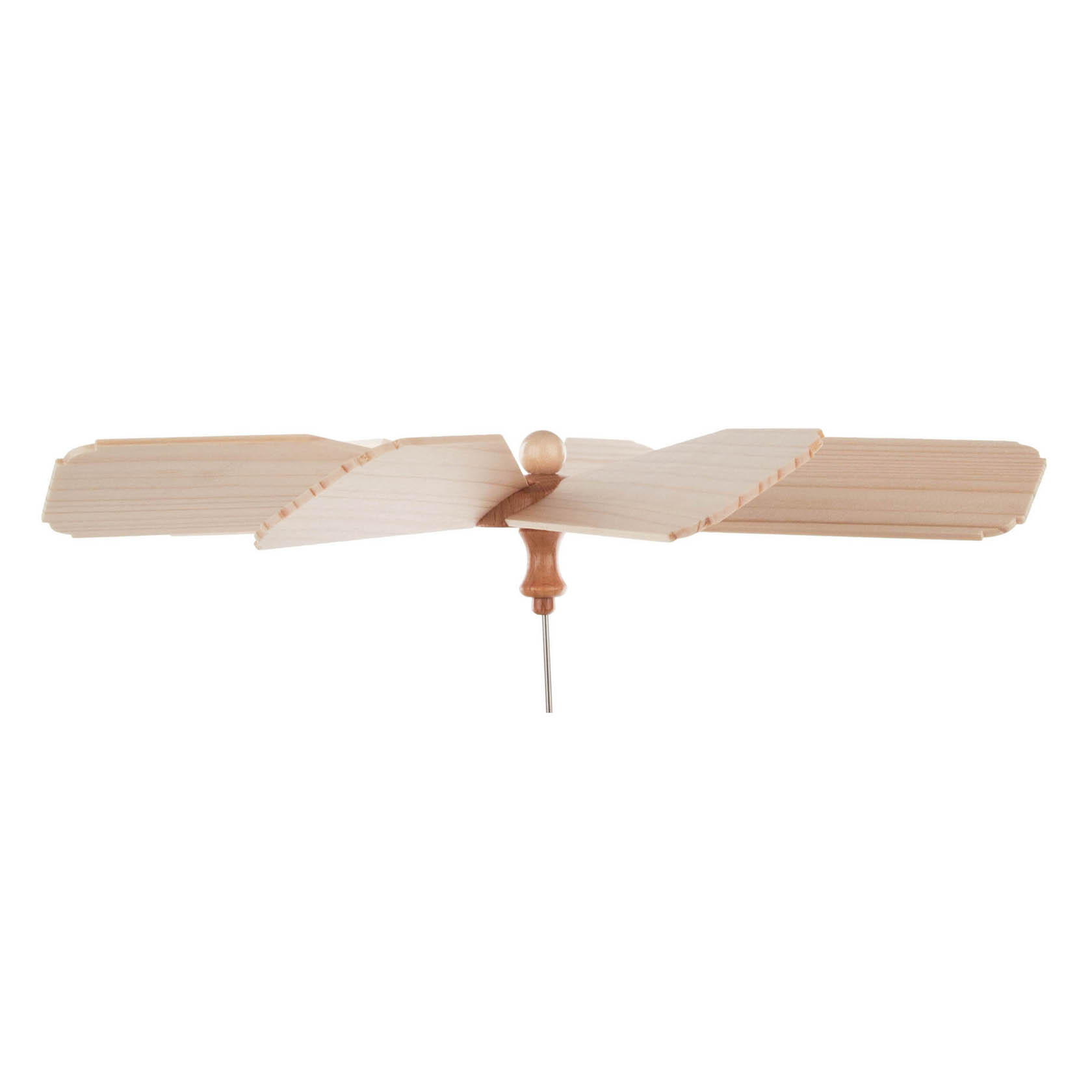 Holzflügelrad mit schlichter Holzachse und symmetrisch angeordneten, fein geriffelten Flügeln. Es ist einfach konstruiert und aus hellem Holz gefertigt.