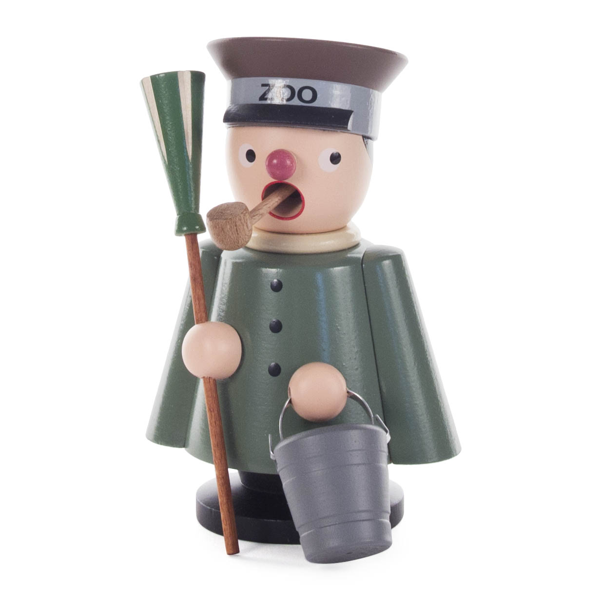 A wooden smoking figure of a zookeeper holding a broom and bucket, with a pipe in its mouth, wearing a green coat and a hat labeled 'ZOO'. im Dregeno Online Shop günstig kaufen