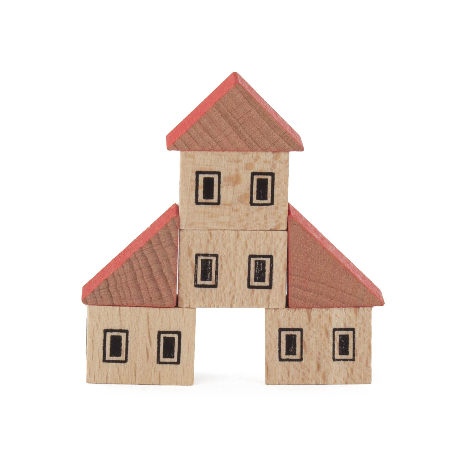 Ein kleines Hausmodell aus Holzbausteinen in Form eines Schwedenhäuschens mit roten Dächern und aufgemalten Fenstern.
