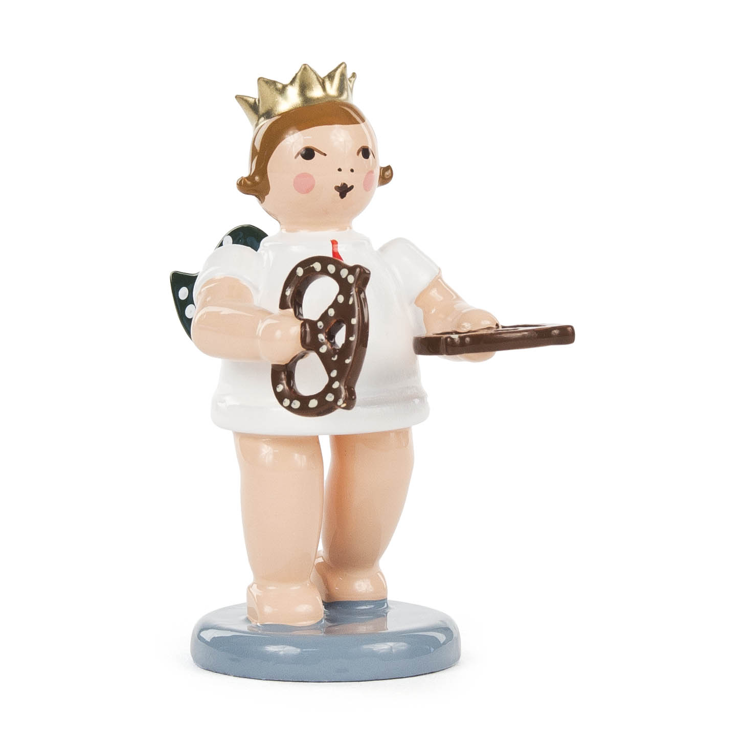 A small angel figurine with a golden crown holding a pretzel in one hand and a tray in the other, wearing a white outfit and standing on a blue base. im Dregeno Online Shop günstig kaufen