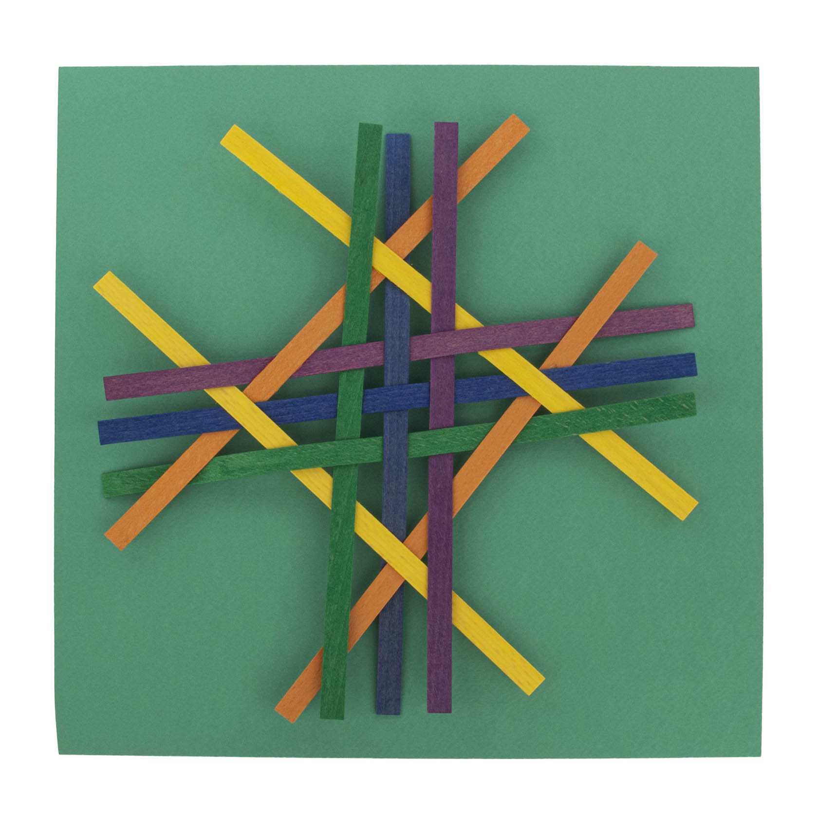 Bunte Holzspäne in verschiedenen Farben wie Gelb, Grün, Blau und Orange kreuzen sich kunstvoll zu einem Gittermuster auf einem grünen Hintergrund.