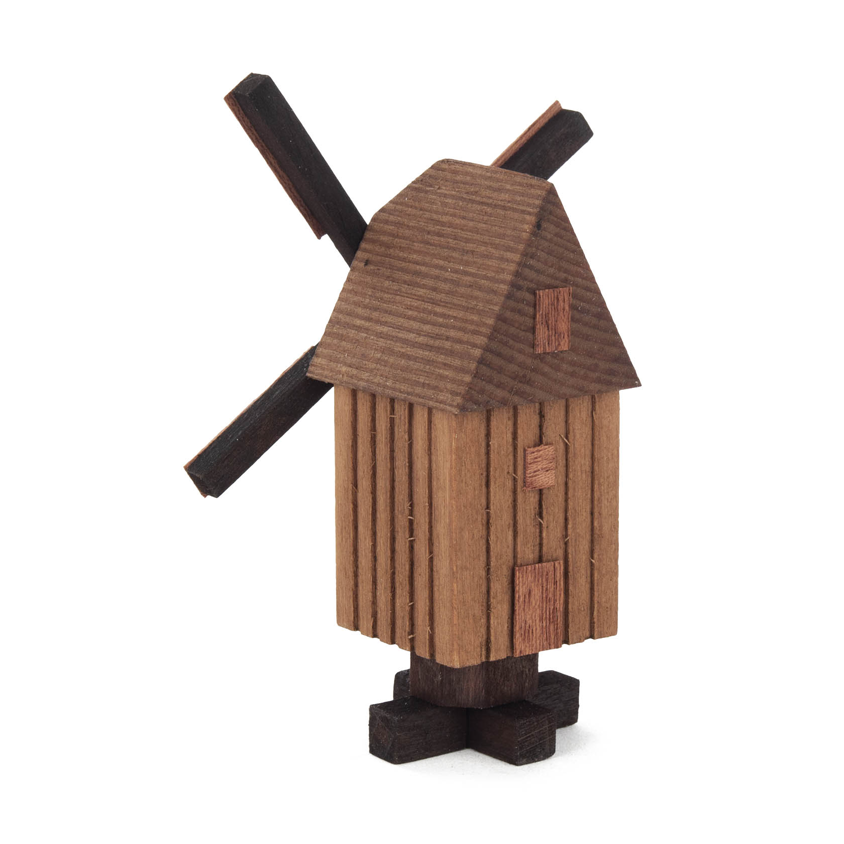 Ein kleines Holzmodell einer Bockwindmühle mit dunklem Dach und Flügeln, die in verschiedenen Brauntönen gehalten ist.