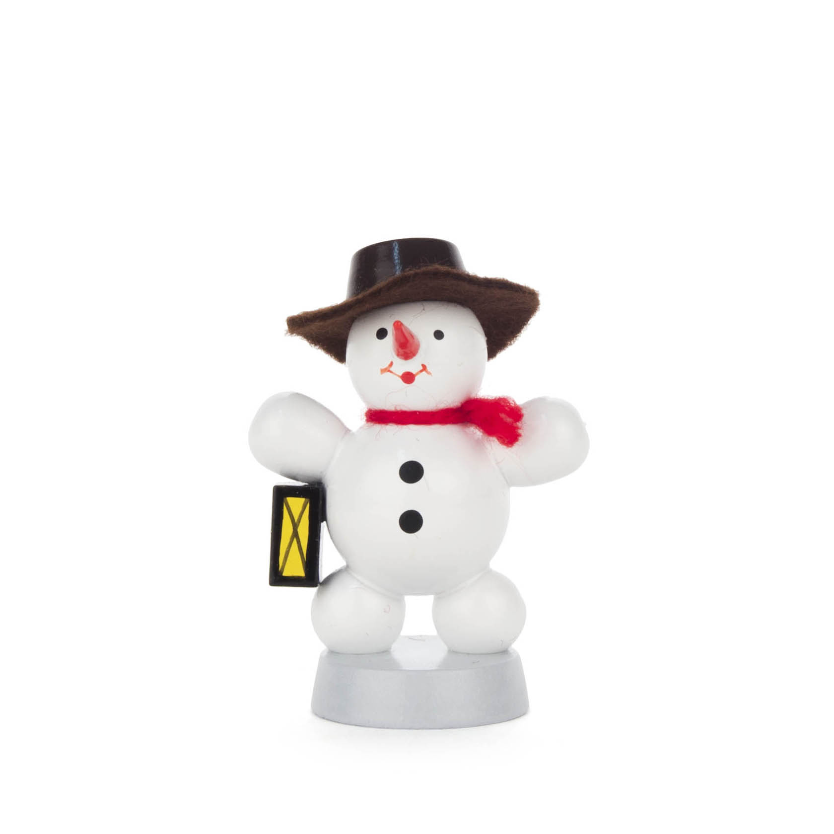 Eine Figur eines Schneemanns mit rotem Schal und braunem Hut hält eine gelbe Laterne. Er hat eine Karottennase und schwarze Knöpfe. im Dregeno Online Shop günstig kaufen