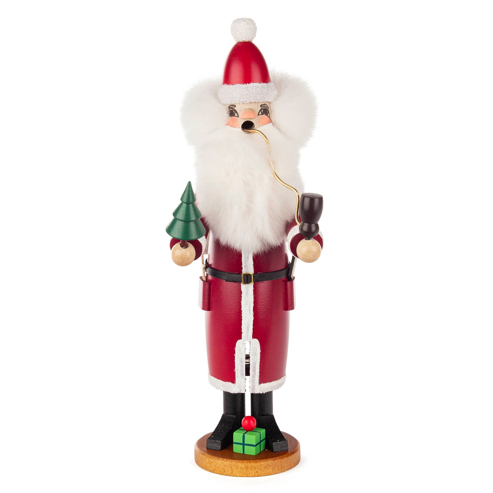 Ein traditioneller Räuchermann in Form eines Weihnachtsmanns. Er trägt einen roten Mantel mit weißem Fellbesatz und hält eine Pfeife sowie einen kleinen Weihnachtsbaum. im Dregeno Online Shop günstig kaufen