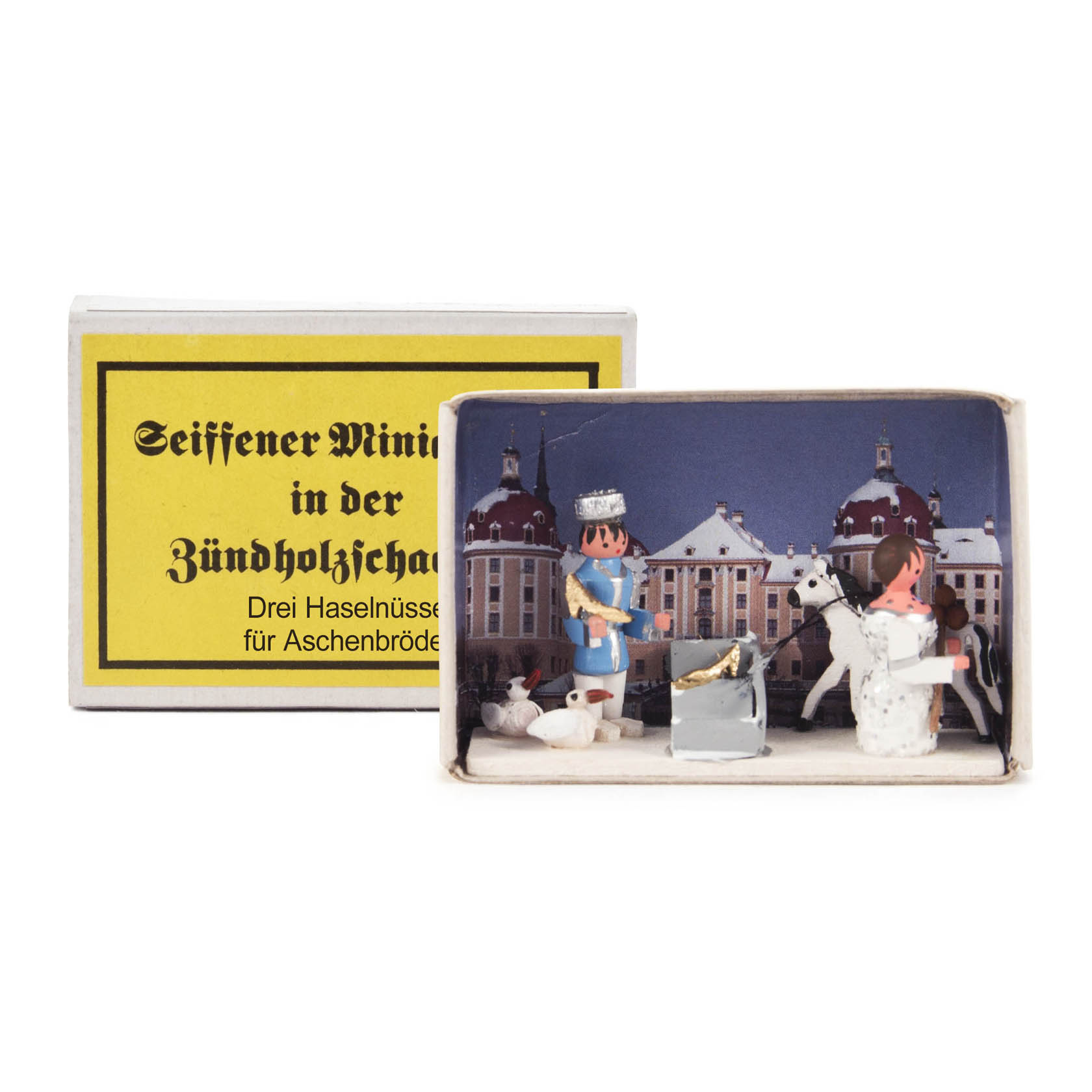 A miniature scene inside a matchbox shows a figurine of Cinderella with a broom beside a horse in front of a castle backdrop. im Dregeno Online Shop günstig kaufen