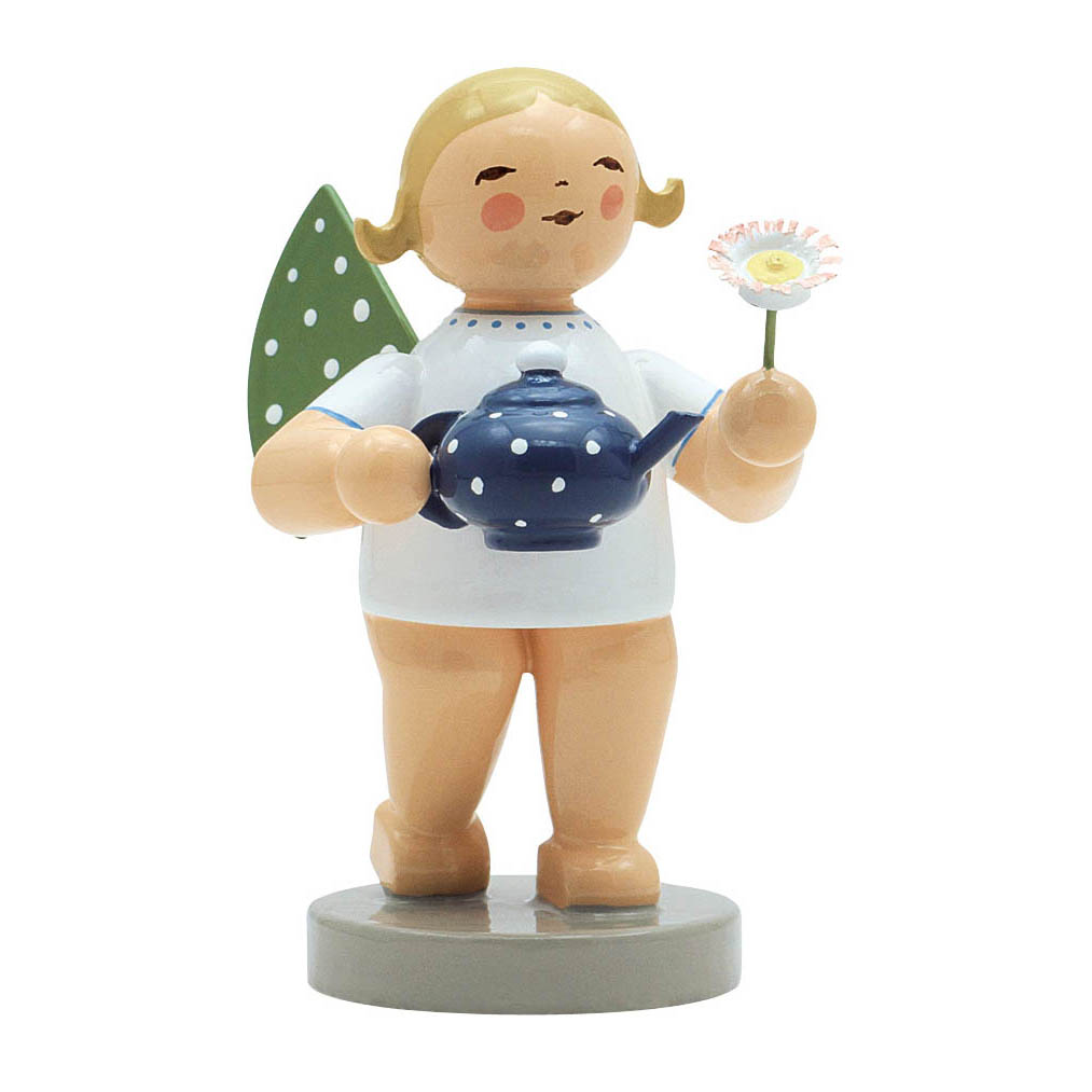 Wooden angel figure with small wings, holding a dark blue teapot in one hand and a daisy flower in the other. im Dregeno Online Shop günstig kaufen