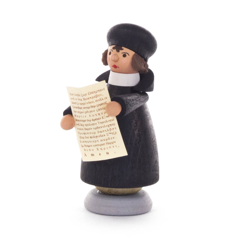 Holzfigur von Martin Luther, der in einem schwarzen Talar und Barett steht und eine Schriftrolle in den Händen hält. im Dregeno Online Shop günstig kaufen