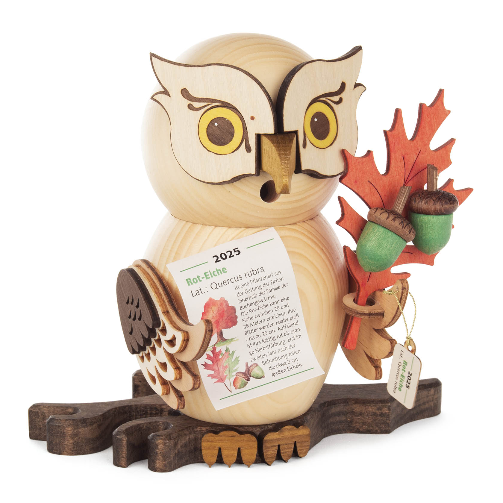Handgefertigte Räuchereule aus Holz, Jahresfigur 2025, hält rote Eichenblätter und Eicheln; Etikett mit Rot-Eiche Informationen vorne angebracht. im Dregeno Online Shop günstig kaufen