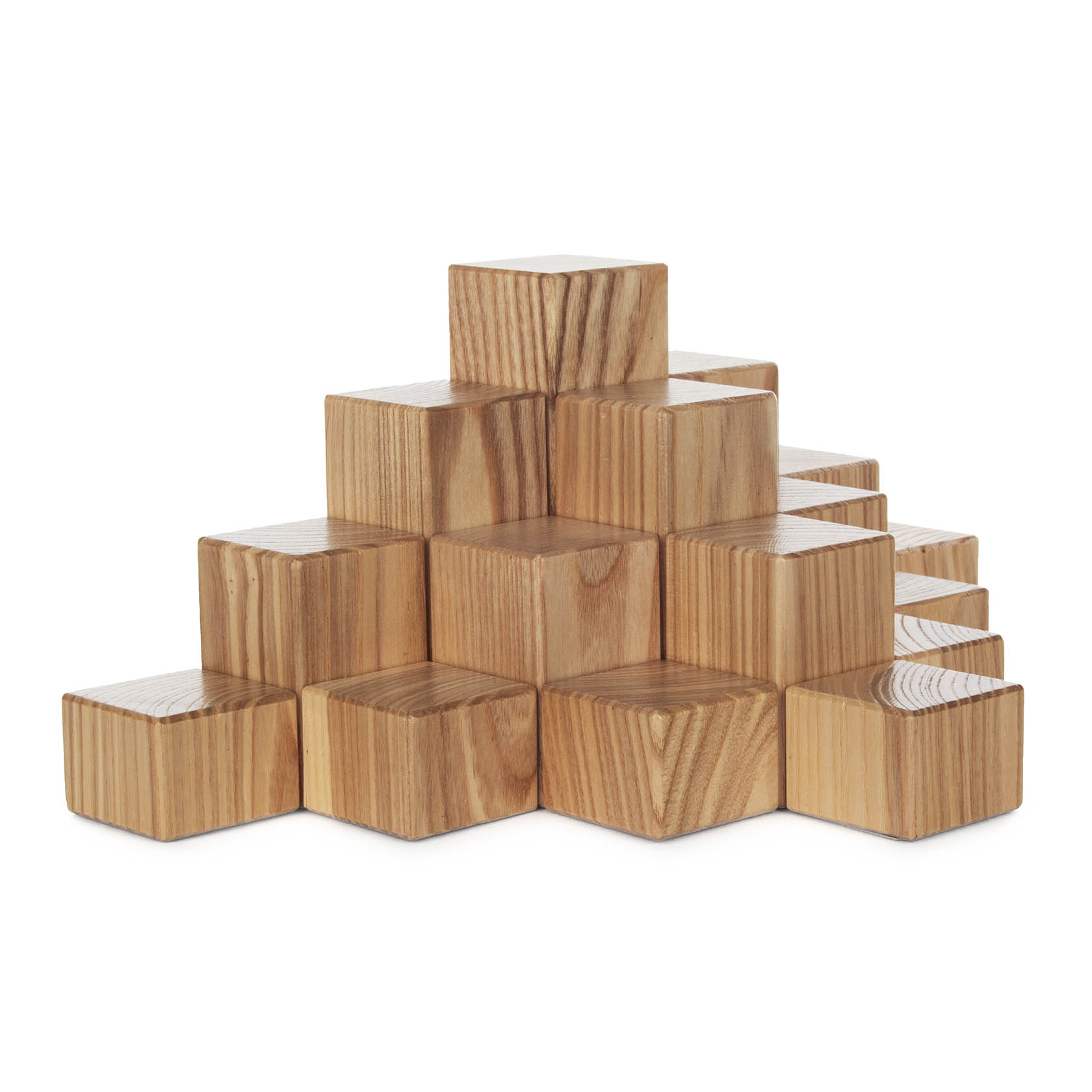Braune Würfeltreppe aus 16 quadratischen Holzklötzen, angeordnet in Pyramidenform. Jeder Klotz misst 4x4 cm.