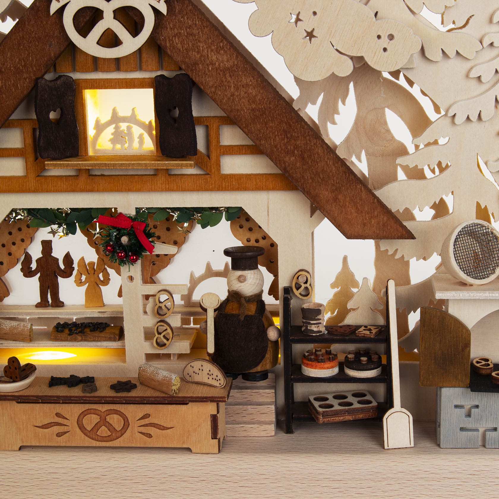 Kleiner Schwibbogen 'Weihnachtsbäckerei' aus Holz, zeigt eine Bäckerei mit Lichterbögen, Lebkuchenfiguren, Brezeln und weihnachtlichem Schmuck.