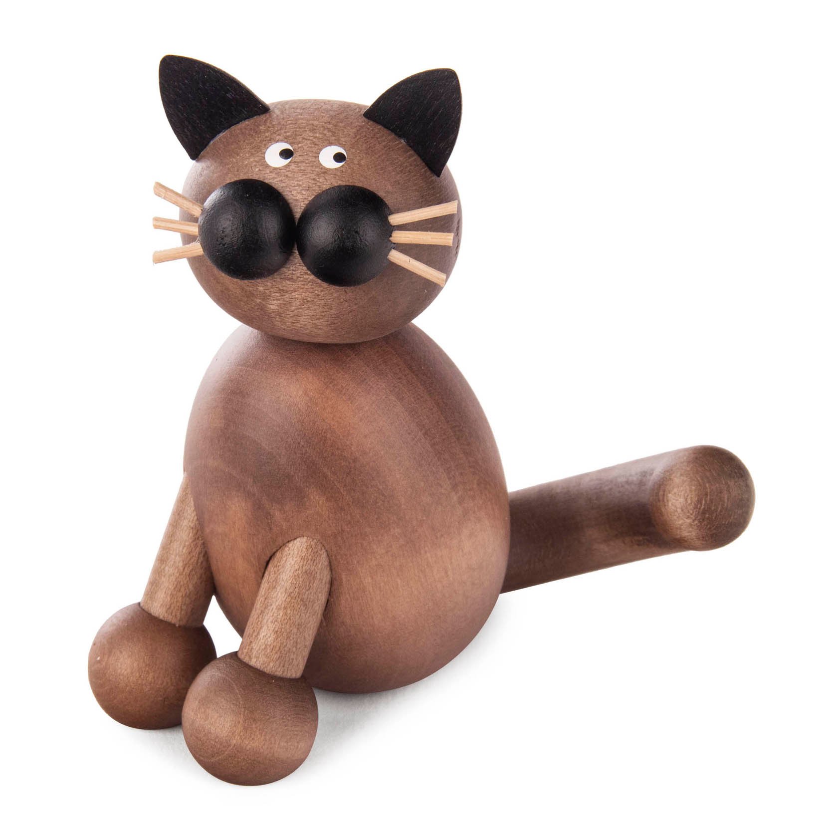 Holzfigur einer Katze namens Karli, mit grau-schwarzem Holz, runder Körperform und großen runden Augen. Die Katze sitzt aufrecht mit einem lächelnden Ausdruck. im Dregeno Online Shop günstig kaufen