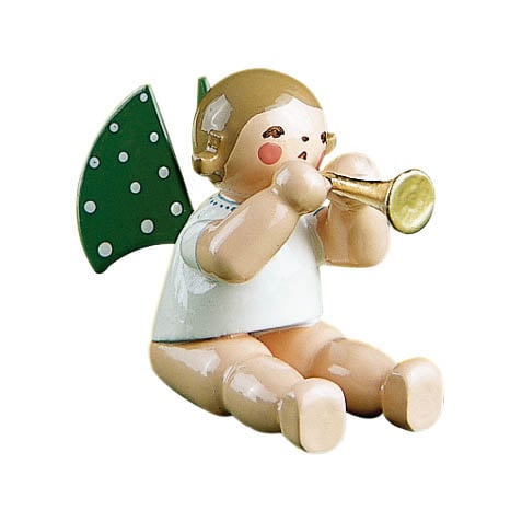 Sitzender Engel mit einem weißen Hemd und grünen Flügeln mit weißen Punkten, der eine goldene Flöte spielt.