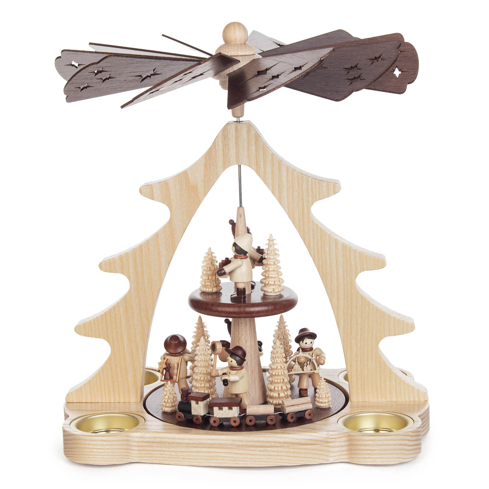 Holzpyramide mit vier spielenden Kindern in traditioneller Kleidung, umgeben von kleinen Tannenbäumen und angetrieben von einem Windrad oben. im Dregeno Online Shop günstig kaufen