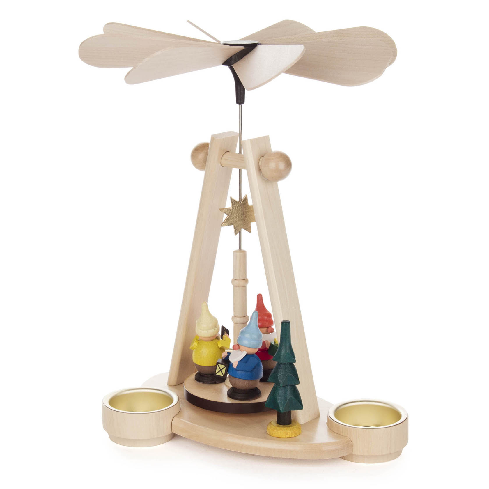 Holzpyramide mit drei bunten Zwergenfiguren um einen Mast, zwei Teelichthalter und einen Propeller oben.