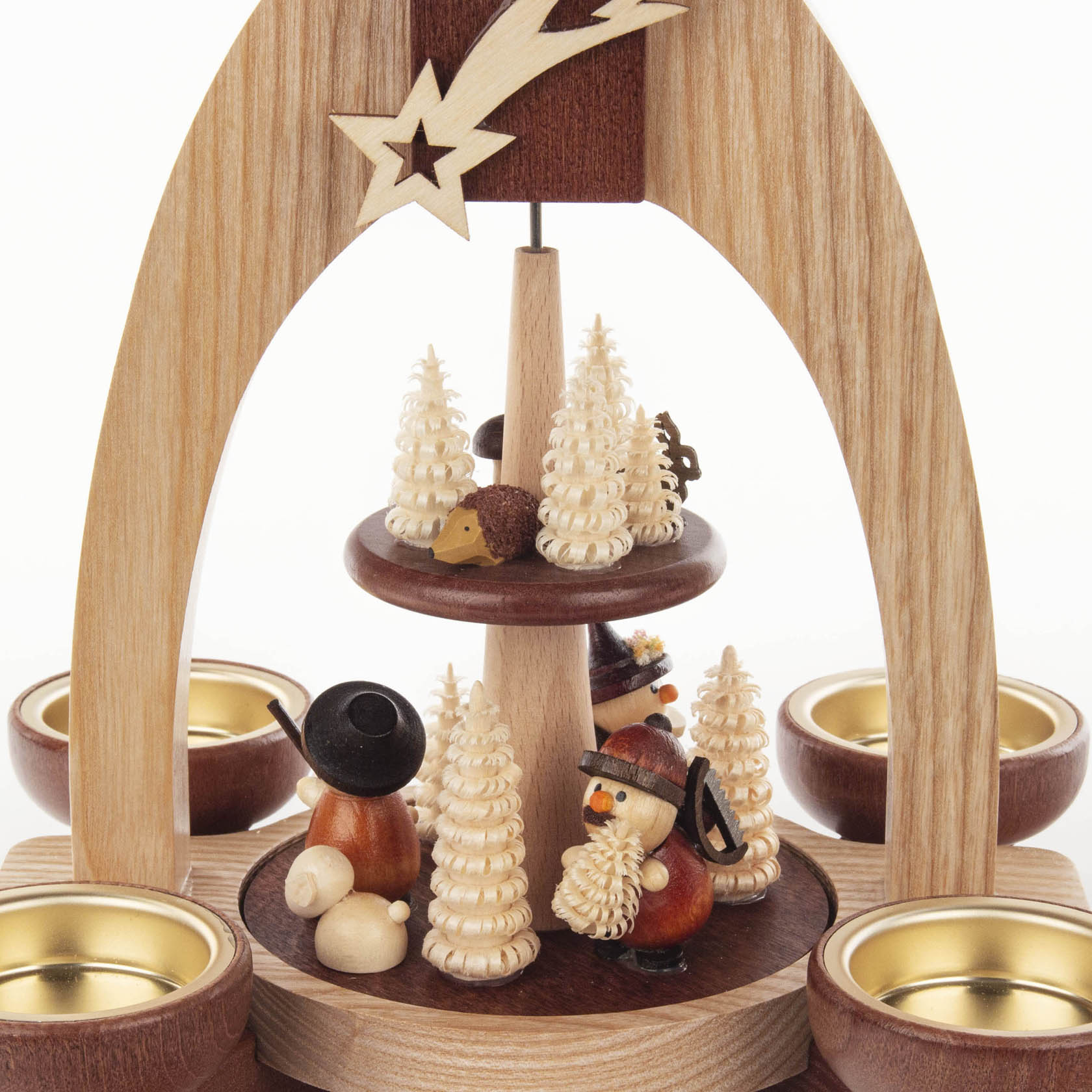 Zweistufige Holzpyramide mit Waldfiguren wie Igel, Schneemann, Tannenzapfen, einer Sternschnuppe und vier Teelichthaltern.