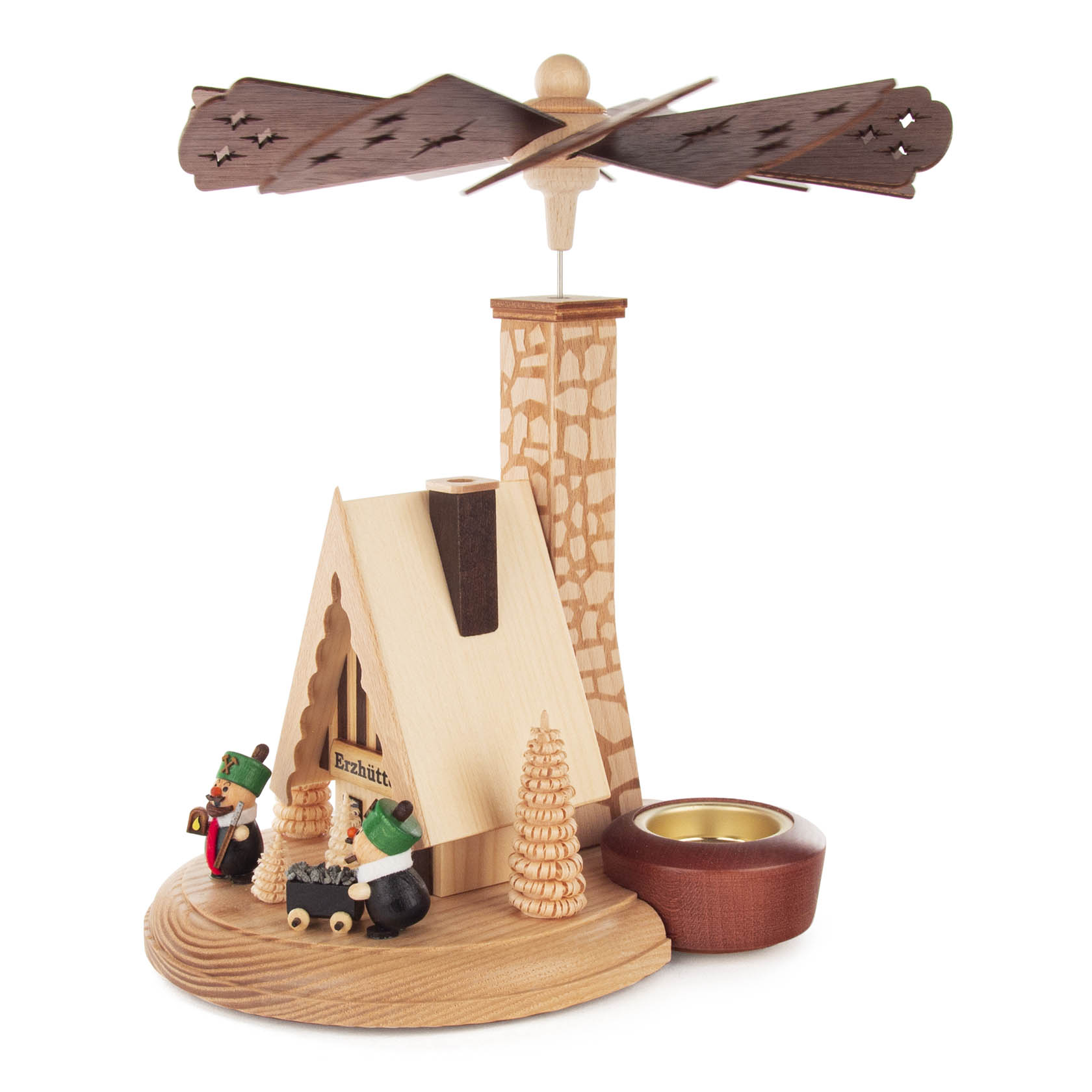 Eine Räucherpyramide aus Holz mit einem Haus und einem drehenden Rotor auf dem Dach. Vor dem Haus stehen zwei Bergmänner mit Werkzeug und ein Weihnachtstern aus Holz.