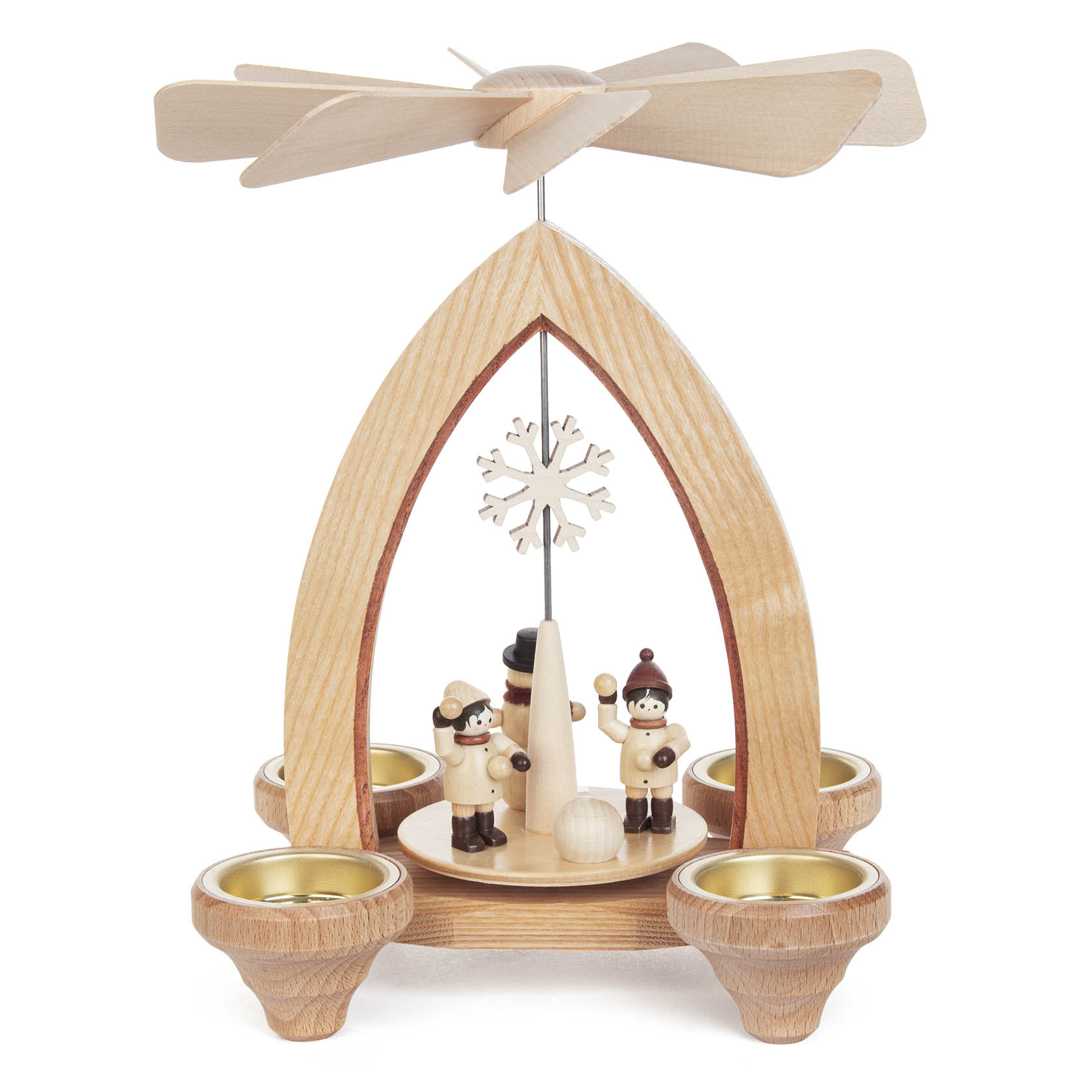 A wooden tea light pyramid featuring figurines of children in a snowball fight and a central tree, with a rotating windmill on top. im Dregeno Online Shop günstig kaufen