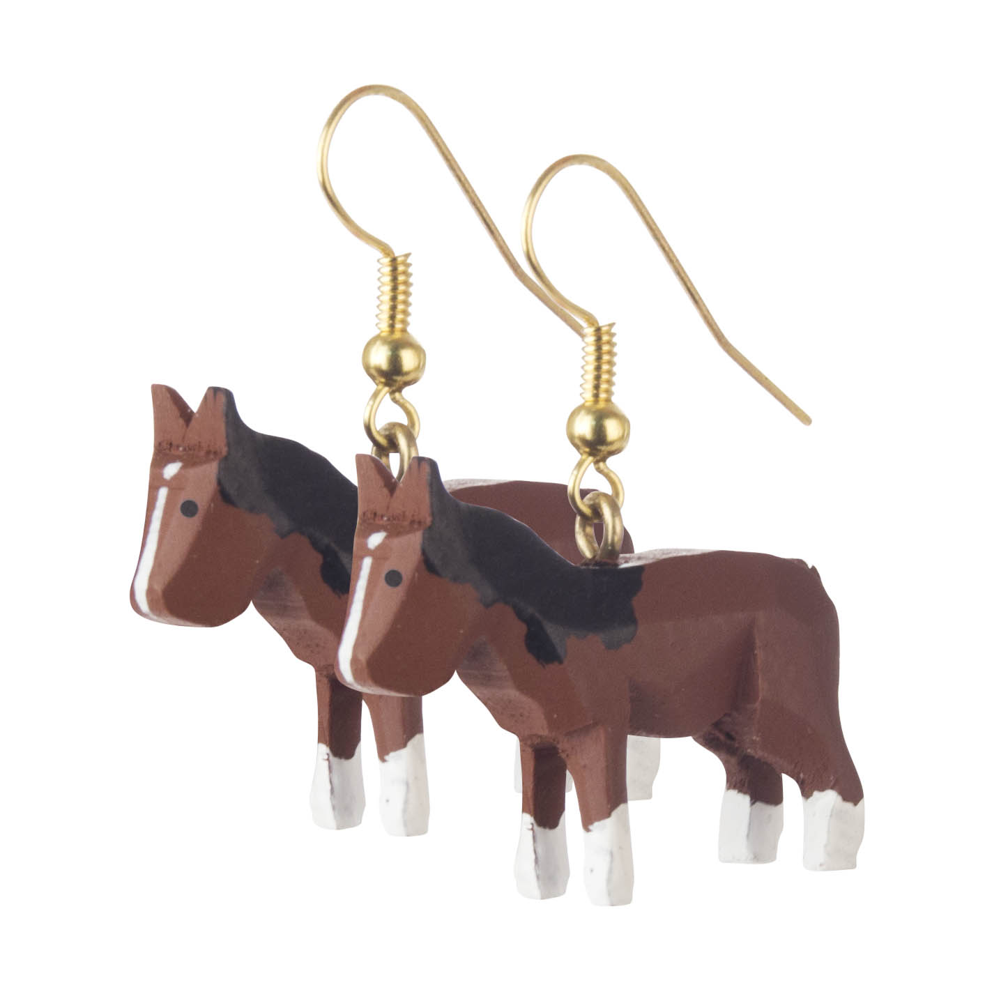 Zwei Ohrringe in Form von braunen Pferden mit weißen Beinen an goldenen Haken mit Federn in einem schwarzen Schmucketui. im Dregeno Online Shop günstig kaufen