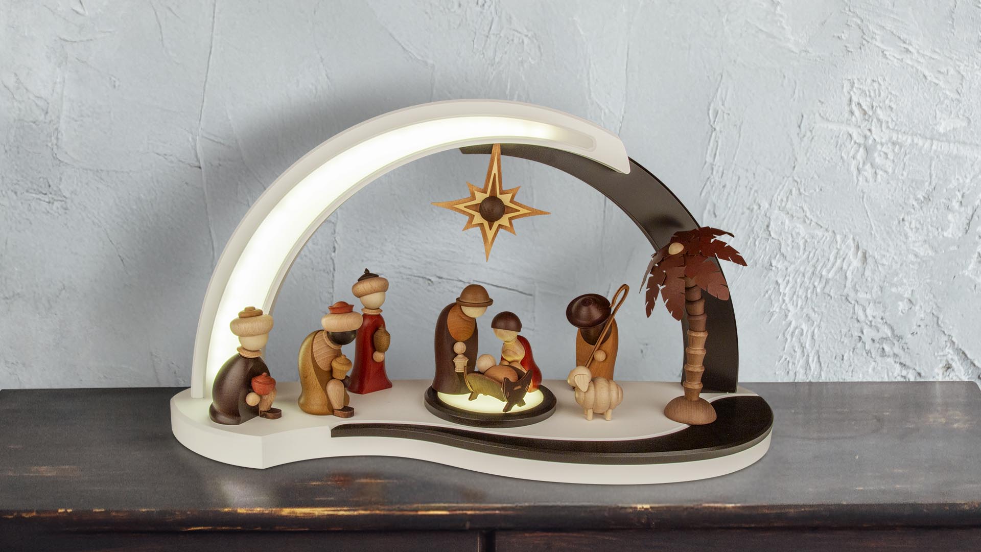 Massiver Lichterbogen mit LED-Beleuchtung und Weihnachtskrippe