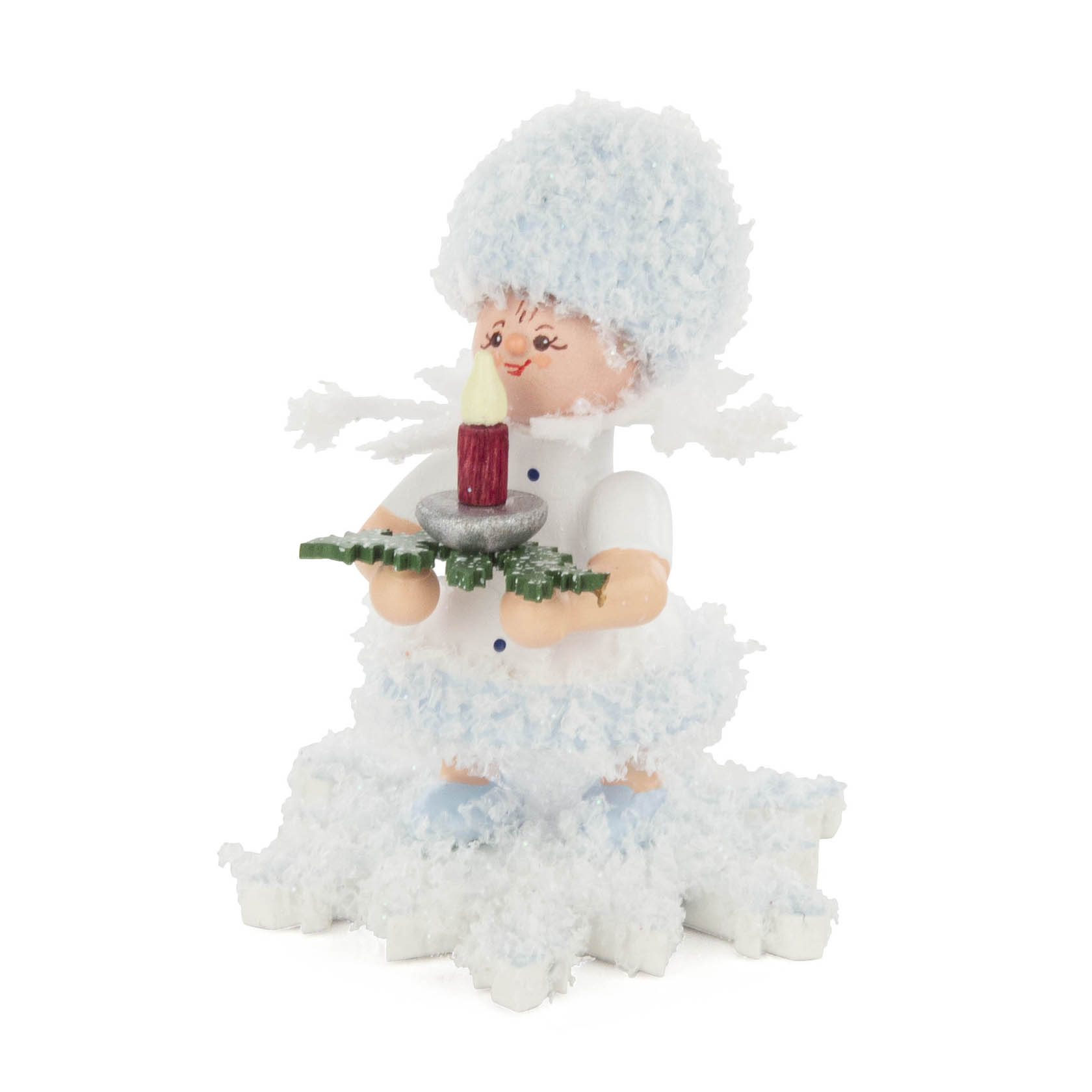 A wooden figurine of a snow-themed character holding a candle. The figure has a fluffy white outfit resembling snow and a smiling face. im Dregeno Online Shop günstig kaufen
