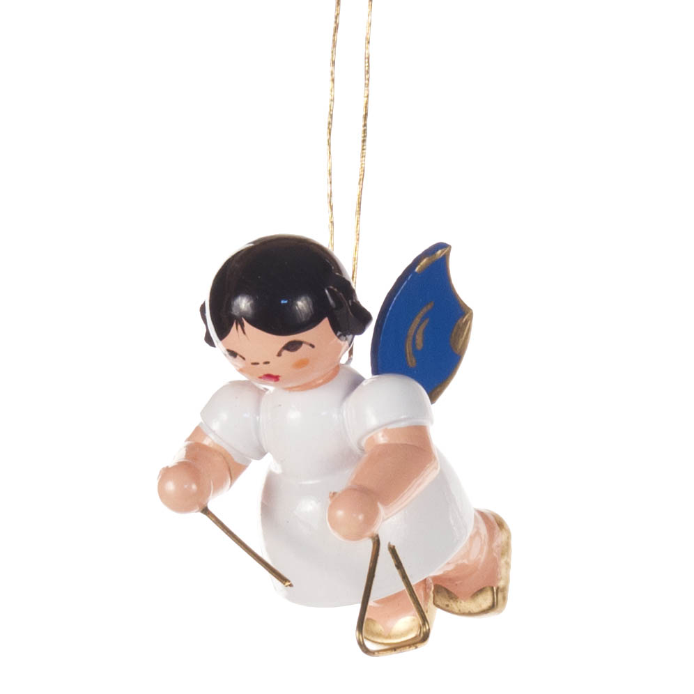 Anhänger einer Engelsfigur mit blauen Flügeln, der eine Triangel hält; er kniet und trägt ein weißes Gewand. im Dregeno Online Shop günstig kaufen